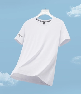 Détail du t-shirt de sport blanc avec col renforcé et logo imprimé sur la manche