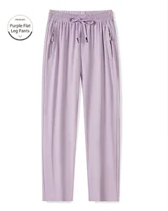 Détail du pantalon en soie glacée violette avec taille élastique et poches zippées