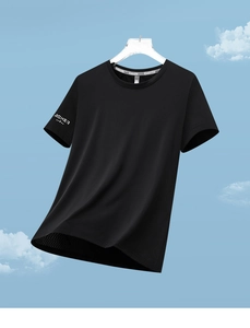 Détail du tissu en maille respirante noire et logo Exercise sur le t-shirt de sport à col rond