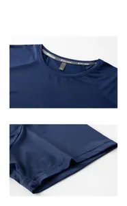 Détails du col rond et du tissu en maille respirante sur le t-shirt de sport bleu