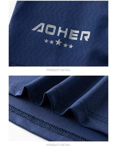 Détail du tissu en maille bleu marine avec logo argenté et finitions de couture précises