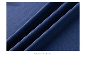 Gros plan du tissu de sport bleu marine respirant avec texture jacquard et micro-pores