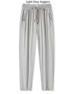 Détail du pantalon gris clair en soie glacée avec taille à cordon et poches