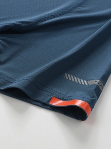 T-shirt de sport respirant bleu foncé avec logo réfléchissant et maille respirante