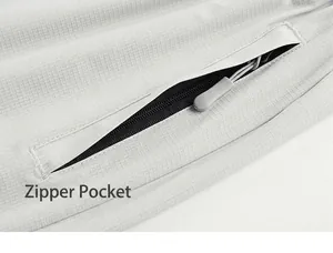 Détail de la poche zippée sur le tissu ripstop gris du pantalon en soie glacée homme