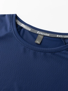 T-shirt de sport bleu foncé à séchage rapide avec maille respirante et détail du col rond