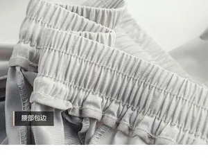 Détail de la bordure élastique et de la doublure en maille respirante du pantalon en soie glacée