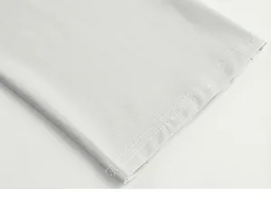 Détail de l'ourlet à double couture sur le pantalon gris clair en soie glacée
