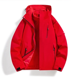 Rote wasserdichte Outdoorjacke mit Kapuze und funktionalem Mehrttaschen-Design auf Weiß