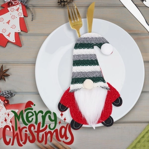 Detailaufnahme von Gnom-Besteckhaltern für Messer und Gabel auf einem Weihnachtstisch