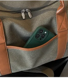 Dunkelgrüne matte Handyhülle für Dreifachkamera in der Seitentasche einer Canvas-Tasche