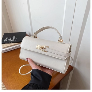 Détail du sac à main crème en cuir grainé avec fermoir rotatif doré en décor intérieur