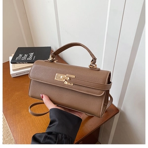 Sac bandoulière en cuir marron avec fermoir rotatif doré et une poignée supérieure
