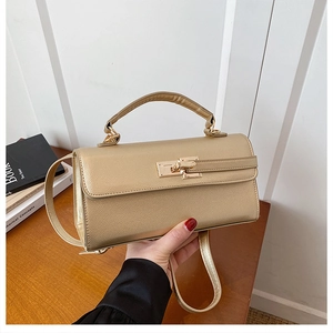 Détail de la texture cuir métallisé champagne et de la boucle dorée du sac à main