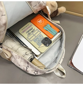 Draufsicht auf den geräumigen Rucksack-Innenraum mit Laptop, Powerbank, Handy und Schirm