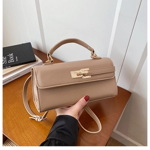 Détail d'un sac à main en cuir kaki avec fermoir doré et bandoulière réglable