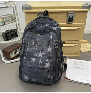 Detail eines grauen Studenten-Rucksacks mit Sternmustern und Vordertasche für die Schule