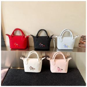 Détail de cinq mini sacs à main avec broderie cheval et fermeture éclair en plusieurs couleurs