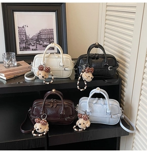 Detailed display of mini tote bags in four colors with cute bear charms and straps
