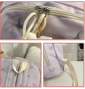 Gros plan sur les fermetures éclair et l'imprimé papillon du sac à dos en nylon violet