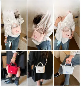 Collage montrant les styles portés du mini sac seau avec motif cheval en quatre couleurs