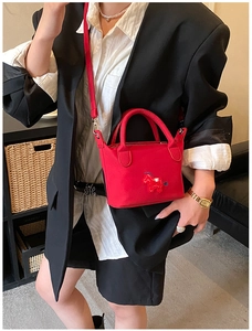 Détail du mini cabas rouge avec broderie cheval et ferrures en métal doré chic