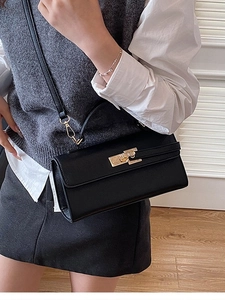 Sac à bandoulière classique en cuir noir avec ferrures dorées et poignée haute