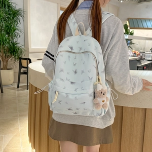 Vue arrière du sac à dos en nylon bleu clair avec motifs papillons et peluche ours