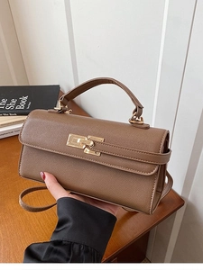 Sac à main marron avec texture litchi serrure dorée et design rétro élégant