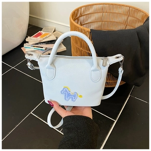 Détail du mini sac seau bleu clair avec broderie de cheval et bandoulière réglable