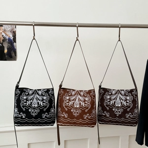 Détails de sacs fourre-tout vintage avec broderies florales et fines lanières en cuir