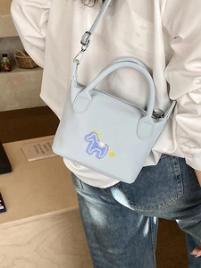 Sac seau bleu clair avec broderie de cheval mignon et bandoulière réglable pour femme