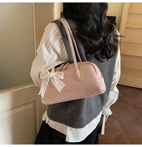 Détail du cuir PU rose montrant le nœud en dentelle et l'impression Maven & Chic