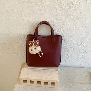 Vintage-Eimer-Handtasche in Burgunderrot mit Bärenanhänger für den täglichen Pendelverkehr