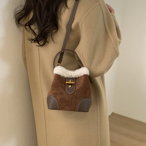 Sac seau vintage en daim marron avec bordure en peluche blanche et boucle dorée