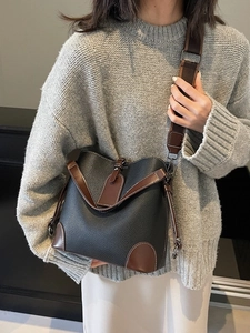 Sac seau rétro en cuir noir avec bordures marron et bandoulière large réglable pour femme