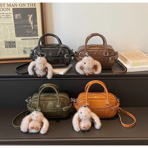 Mini sacs Boston en quatre couleurs avec breloques lapin et bandoulières réglables