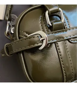 Détail du sac à main vert olive en cuir brillant avec boucle en métal argenté premium