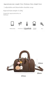 Vue détaillée du mini sac Boston avec dimensions, capacité et breloque incluse