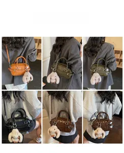 Détail de sacs baguette colorés en cuir verni avec des accessoires de lapin en peluche