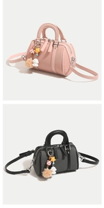 Détails des sacs Boston en tissu texturé avec garniture en cuir et breloques