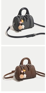 Détail de sacs Boston montrant la texture toile, les poignées cuir et breloques peluche