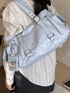 Borsa tote celeste in ecopelle con fibbie metalliche e ciondolo a cartone animato