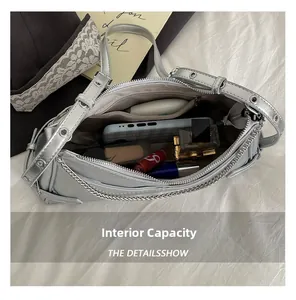 Vue intérieure d'un sac en cuir argenté montrant l'espace pour téléphone et maquillage