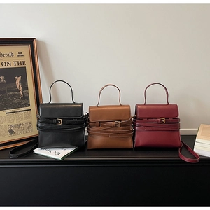 Trois sacs à bandoulière rétro en simili cuir noir, marron et bordeaux avec boucles de ceinture