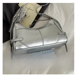 Sac à bandoulière argenté avec coutures géométriques et chaîne élégante