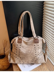 Sac fourre-tout rétro en toile taupe avec rivets en V et anses en cuir marron