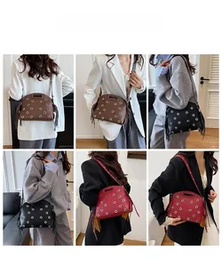 Borsa a tracolla con rivetti e nappe in tre colori mostrata da modelle in posa
