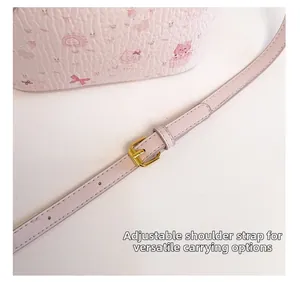Dettaglio tracolla regolabile in pelle con fibbie dorate su borsa rosa chic