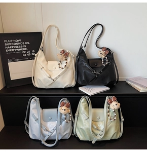 Detailansicht von vier koreanischen Umhängetaschen in Creme, Schwarz, Blau und Grün